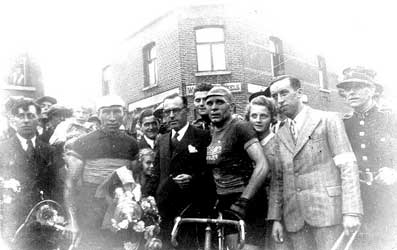Frans Bonduel na een wedstrijd gereden in 1930 in Buggenhout. 