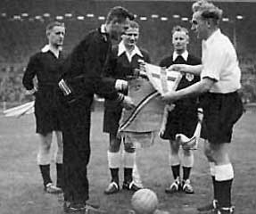 Aanvoerder Jef Mermans aan de toss met Billy Wright vóór een wedstrijd tegen Engeland. 