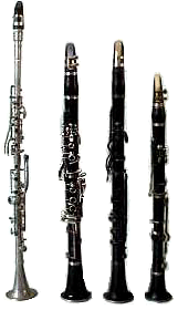 Een paar soorten klarinetten. Het instrument dat ik bespeelde, was zoals het exemplaar links, geheel uit metaal...