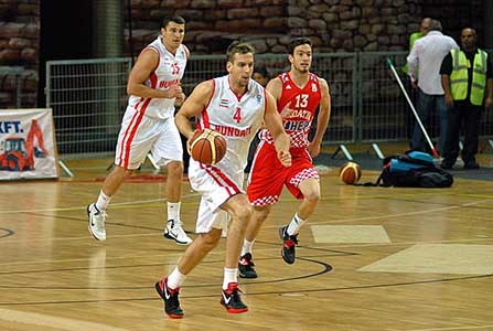 Lóránt in actie voor het Hongaars nationaal basketbalteam.