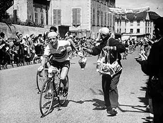 Bevoorrading aannemend in de Ronde van Frankrijk 1956. 