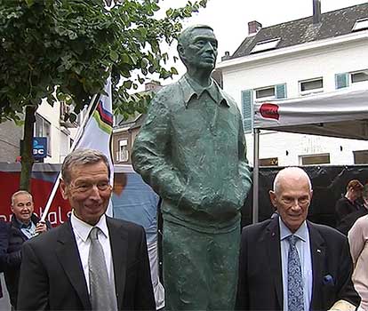 Rik Van Looy bij zijn standbeeld (links samen met Michel Verschueren).