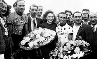 Stan Ockers , met Marcel Hendrix, na een overwinning op de Velodroom van Geel in 1947. 