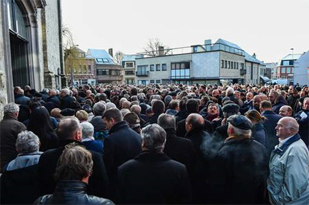 Massa volk aan de kerk in Opwijk