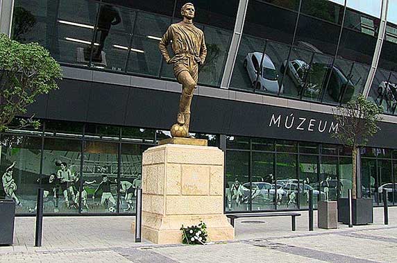 Het standbeeld van Albert Flórián vóór het Stadion Groupama Arena.