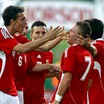 Juhász en Dzsudszák vieren hun doelpunt tegen Griekenland. 
