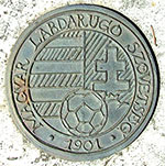 Medaillon met het logo van de Hongaarse Voetbalbond.
