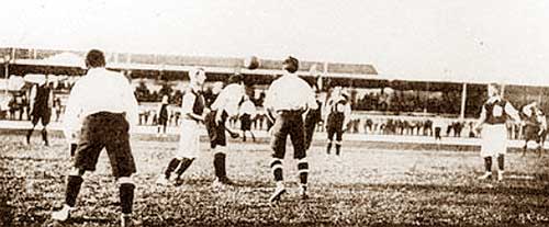 Actiemoment tijdens de wedstrijd tussen Upton Park F.C. en Club Français tijdens de Spelen in 1900.