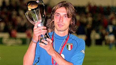 Andrea Pirlo met de Beker EK-21 2000, gewonnen door Italië.