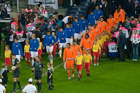 Nederland en Servië betreden het veld voor de finale van het EK -21.