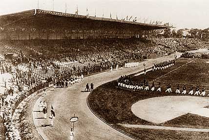 Openingsplechtigheid in het Olympisch Stadion in Parijs 1924.