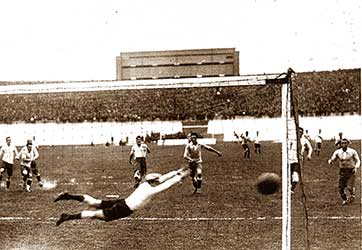 Het winnende doelpunt van Uruguay: strafschop ingeschoten door Héctor Scarone (2-1). 