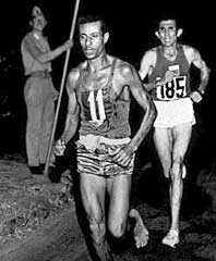 De legendarische Abebe Bikila op blote voeten in de marathon.