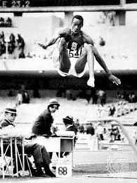 Bob Beamon verbaasde iedereen met zijn wereldrecordsprong.