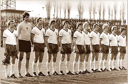 Het elftal van Oost-Duitsland voor het begin van de wedstrijd tegen de Sovjet-Unie.