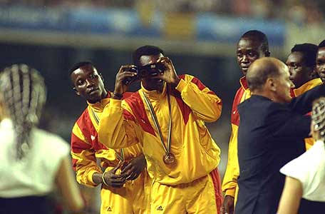 Het team van Ghana ontvangt de Bronzen medaille.