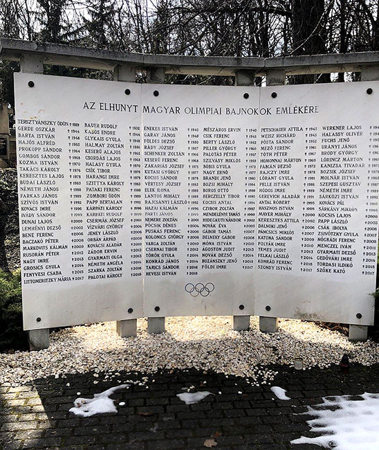 Gedenkplaat op het Farkasréti temető (kerkhof) in Budapest ter ere van de overleden Hongaarse Olympische sporters.