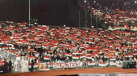 De Hongaarse supporters zijn in massa aanwezig voor de wedstrijd tegen de Italianen.