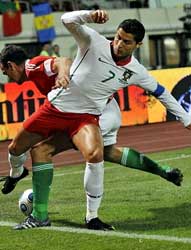 Juhasz in strijd met Christiano Ronaldo.