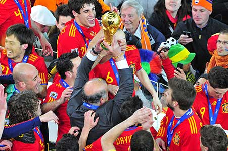 De Spaanse coach Vicente del Bosque mag fier de FIFA Wereldbeker omhoog steken.