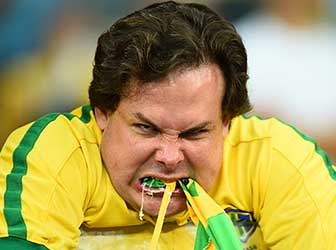 Braziliaans verdriet bij speler David Luiz, naast verdriet en frustratie bij de supporters na de 1-7 nederlaag tegen Duitsland.