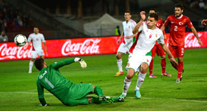 Szalai Ádám plaatst de bal mooi naast doelman Volkan Demirel (Turkije).