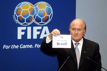 Joseph Blatter maakt het organiserend land bekend.
