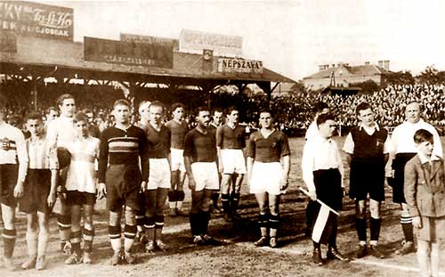 Het Hongaarse team vóór de wedstrijd van 29 april 1934 tegen Bulgarije.