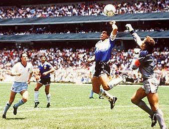 Tegen Engeland maakt Maradona 'met de hand van God' een doelpunt.