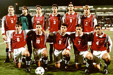 Het Hongaars nationaal elftal voor de heenwedstrijd in de play-offs, tegen Joegoslavië op 29-10-1997.
