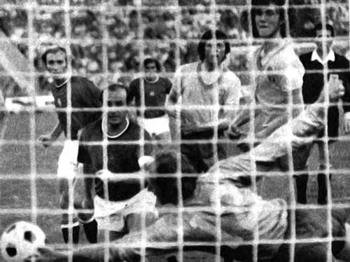 Bene Ferenc hoopte dat de bal zou binnengaan, maar maar de Zweedse doelman redde (wedstrijd Hongarije-Zweden van 13-6-1973 (3-3).
