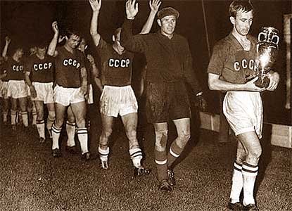 Vierende Sovjetspelers op weg naar het podium.
