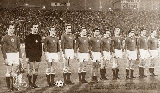 Het Hongaarse elftal voor de wedstrijd tegen de DDR in Budapest