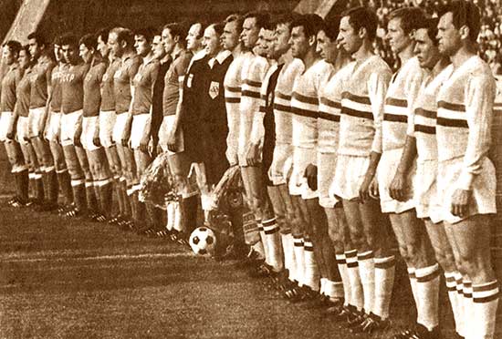 Vóór de aftrap van de wedstrijd Hongarije-Sovjet-Unie op 4 mei 1968.