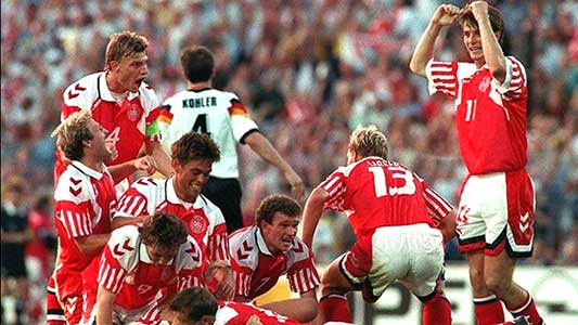Vreugde bij de spelers van Denemarken na de winninggoal van Kim Vilfort tijdens de finale van het EK 1992.