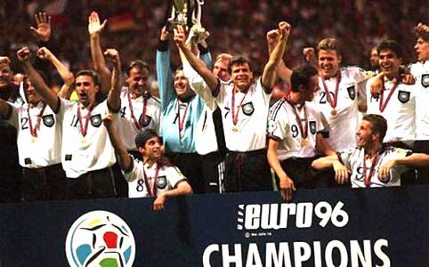 Duitsland mag vieren met de Beker in handen na de finale van het EK 1996.