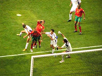Angelos Charisteas (eerste van links in wit shirt) scoort de winning goal voor Griekenland tegen Portugal.