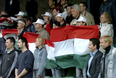 Supporters met de Hongaarse vlag.