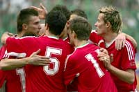 Priskin Tamás (links) wordt gevierd na zijn 6de goal voor Hongarije