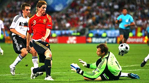 Fernando Torres scoort de winning goal tegen Duitsland.