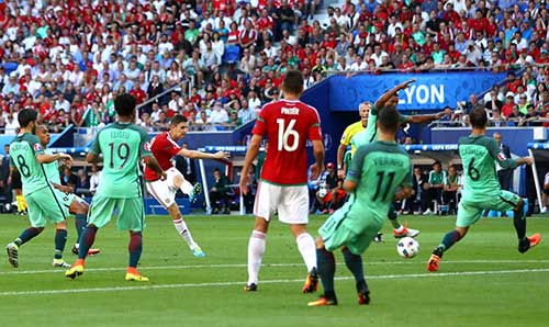 Het doelpunt van Gera tijdens de wedstrijd Hongarije-Portugal op het EK 2016 in Frankrijk. 