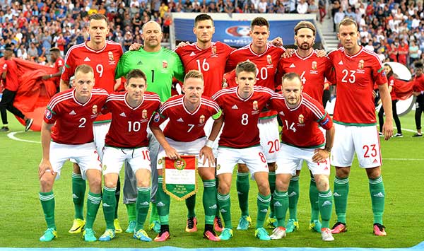 Het Hongaarse elftal voor de wedstrijd tegen België op 26 juni 2016 op het EK in Frankrijk.