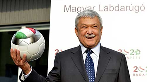 Op de foto links UEFA-voorzitter Michel Platini en rechts een gunderende MLSZ-voorzitter Csányi Sándor.