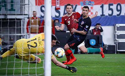 Szalai Ádám klopt Lovre Kalinić en tekent zo het eerste Hongaars doelpunt aan.