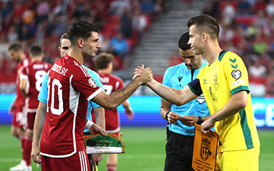Uitwisseling der vaantjes na de toss tussen de captains Szoboszlai Dominik en Linas Klimavičius