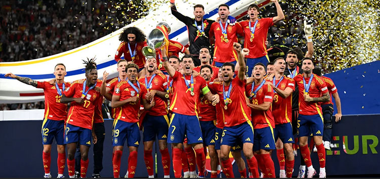 De Spaanse spelers, de nieuwe Europese Kampioenen 2024, vieren hun overwinning.