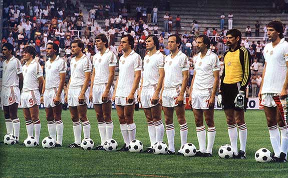 Het Hongaarse elftal voor de wedstrijd tegen België op 22 juni 1982.