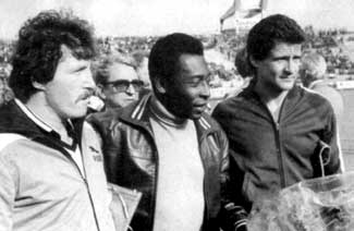 Bálint László samen Pelé en de Oostenrijker Kreuz