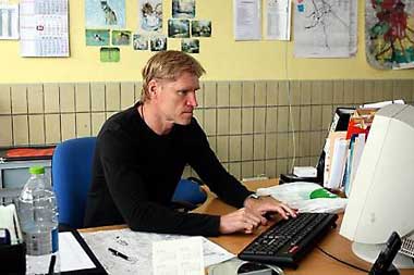 Balog Tibor als trainer bij zijn administratief werk.