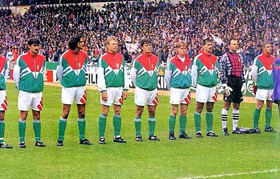 Het Hongaars nationaal elftal met o.a. Bánki János.